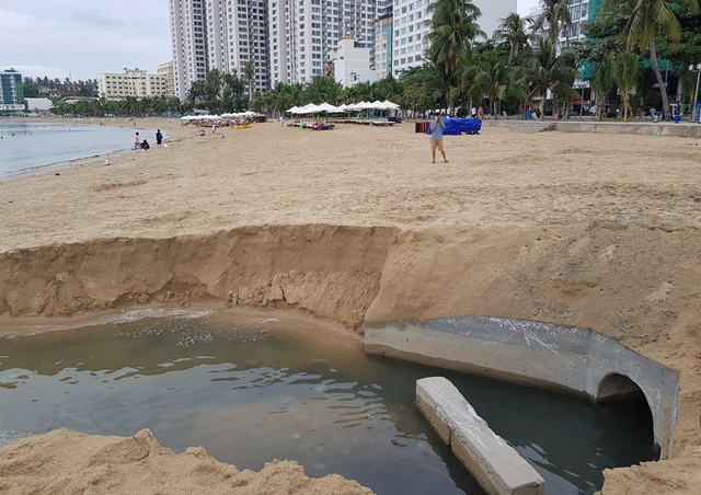 Cống nước thải đổ ra vịnh Nha Trang vào tháng 5/2019 do quá tải hệ thống thu gom nước